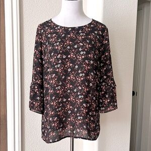 Daniel Rainn Ditsy Floral Top Bell Sleeves Medium Black Red
(sku#HNgDP)